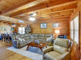 Rustic Dale Hollow Lake Cabin - Private Hot Tub!, hotel med parkering i Hilham