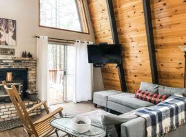 Summer Escape Chalet with Pool Access in BLS, hotel em Arnold