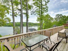 Hot Springs Vacation Rental with Pool Access and Deck!, hotel in Hot Springs