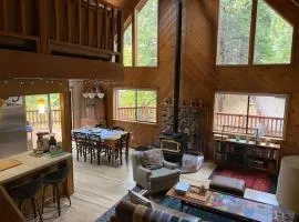 Gorgeous cabin in BLS with EV Chgr, Pool Access and Gameroom