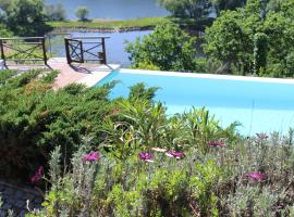 Casa antiga de pedra com piscina e vista rio, hotel murah di Amarante