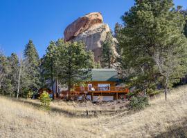 Dragons Roost Cabin with Sangre de Cristo Views!, hotel in Florissant
