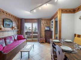 Appartement ski aux pieds avec piscine et spa - FR-1-566-51、Les Alluesのホテル