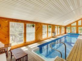 Lake George Oasis with 9 Acres, Hot Tub and Game Room! โรงแรมในDiamond Point