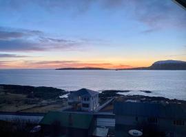 Newly renovated house with garden and ocean view, hótel í Þórshöfn