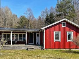 Lakefront Cottage in Torsebo, hotel din Askersund