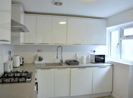 Lindrick Villa- 3BD Bunglow , Free parking- Long stays, holiday home in Leicester