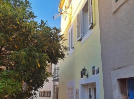 Holiday Place Veli Dvor - vacation house with private garden in old town Punat, casa de campo em Punat