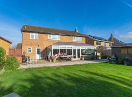 Kennedy Villa - 5 Bed House with Hot Tub, feriehus i Bicester