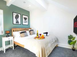 Central Buckingham Apartment #1 with Free Parking, Pool Table, Fast Wifi and Smart TV with Netflix by Yoko Property, feriebolig i Buckingham