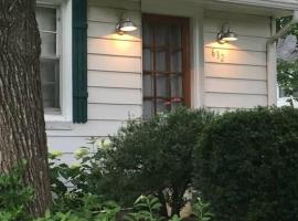 Cozy Stonehenge Cottage:Work,Family&Dog Friendly, hotel i Charlottesville