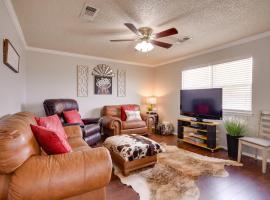 Pet-Friendly Vacation Rental with Yard in Canyon, hotel a Canyon