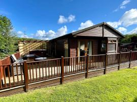 Conkers Lodge for 6 with Hot Tub & Secluded Decking - Spa Resort in Devon, Hotel in Chudleigh