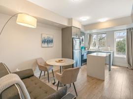 Brand new beautiful 3 beds 2 bathroom condo, hótel í Níagara-fossar