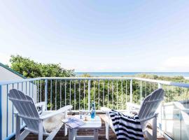 Castaways Beach House Noosa، فندق في Marcus Beach