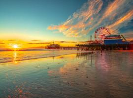 Las Palmas - Modern, Chic, Cheerful, Spacious, Secure, 2 En-Suite bedrooms in true downtown Santa Monica, apartment in Los Angeles