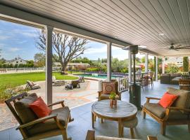 Stunning Home in Orange County with Stables!, hotelli kohteessa Orange