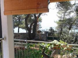 Holiday home More - sea view, hotel in Maslinica