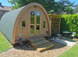 The Chestnuts Pod with private garden., hotel with parking in Eccles
