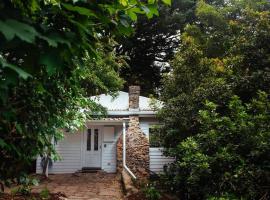 Luxury Treetop Escape with a Garden glasshouse, feriebolig i Kalorama