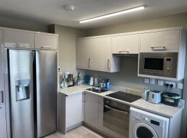 Small,smart,tidy 2 bed apartment, hotel in zona Galway Mayo IT, Galway