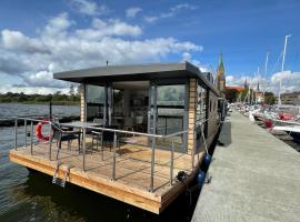 슐레스비히에 위치한 호텔 Hausboot Fjord Schleiliebe mit Biosauna und Dachterrasse in Schleswig