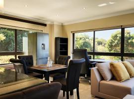Luxury Self-Catering Apartment in Simbithi Eco-Estate, Golf Estate - No Loadshedding, landsted i Ballito