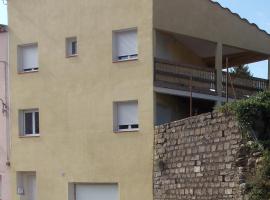maison meublée classée 3 étoiles avec 2 terrasses et garage, magánszállás Arles-sur-Techben