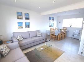 Amazing Beach House, Sleeps 8, Pet Friendly, holiday home in Trearddur