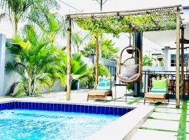 Ultraluxurious HolidayVilla with an Infinity Pool, khách sạn ở Apenkwa