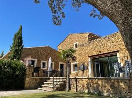 Belle villa avec piscine intérieure et piscine extérieure Gite Les Aiguiers, hôtel à Grignan