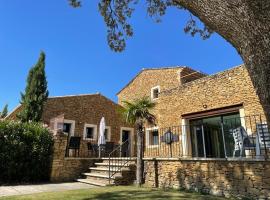 Belle villa avec piscine intérieure et piscine extérieure Gite Les Aiguiers, Hotel in Grignan