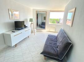 Appartement spacieux 65M2, avec piscine et parking, hotel with pools in Fréjus