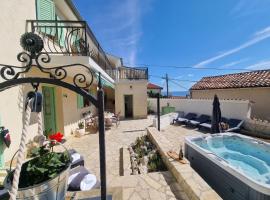 Holiday house Marea with jacuzzi