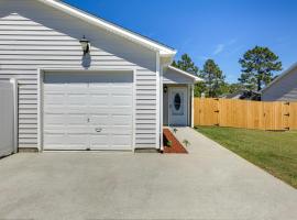 Updated Hubert Vacation Rental 5 Mi to Beaches!, hotel with parking in Swansboro