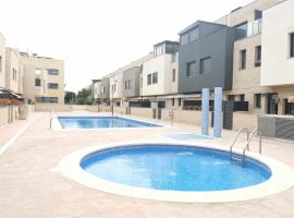 Adosada con piscina comunitaria ideal familias, habitación en casa particular en Barcelona