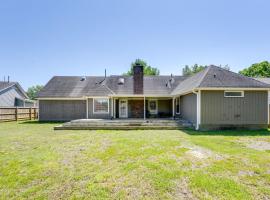 Southaven Vacation Rental about 10 Mi to Graceland!, hytte i Southaven