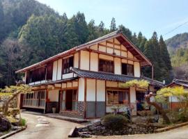 里山アウトドアフィールド・古民家コテージとろせ, villa in Gujo