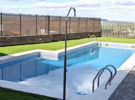 La Martela de Segura Apartamento rural piscina, cheap hotel in Segura de León