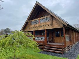 Luxury 3 bedroom, 3 bathroom lodge with hot tub, hotel in zona Shell Island, Llanbedr