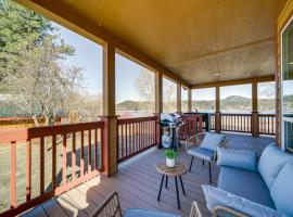 Newport Riverfront Home with Deck and Fire Pit!，Newport的度假屋