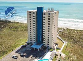 MT1001 Beautiful Newly Remodeled Condo with Gulf Views, Beach Boardwalk and Communal Pool Hot Tub, hotel amb jacuzzi a Mustang Beach