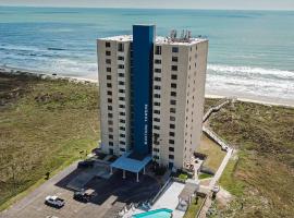 MT803 Beautiful Newly Remodeled Condo with Gulf Views, Beach Boardwalk and Communal Pool Hot Tub, hotel amb jacuzzi a Mustang Beach