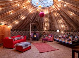 Giant Yurt Sleeping 8 with Spa, Catering, Walled Gardens, Nature Reserve, Free Parking, atostogų būstas Skantorpe
