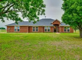 Pet-Friendly Waxahachie Vacation Home with Backyard!