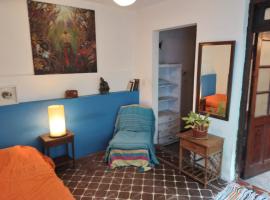 Habitación en casa antigua con baño privado y vestidor, holiday rental sa Buenos Aires