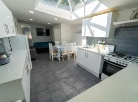 STAY SA Spacious studios next to UOB and 10min to the City!