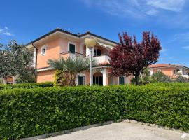 Villa I Giardini del Conero con ombrellone in spiaggia, cottage in Porto Recanati