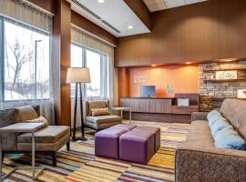 Fairfield Inn & Suites by Marriott Springfield Holyoke, hotelli, jossa on uima-allas kohteessa Holyoke