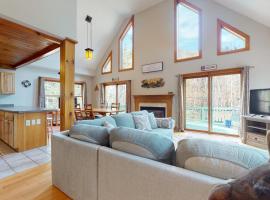 White Mountains Chalet by Mirror Lake, hotel with parking in North Woodstock